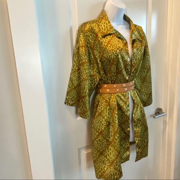 Green Button Down Top Giraffe & Gold Chain Print - Picture 3 of 5